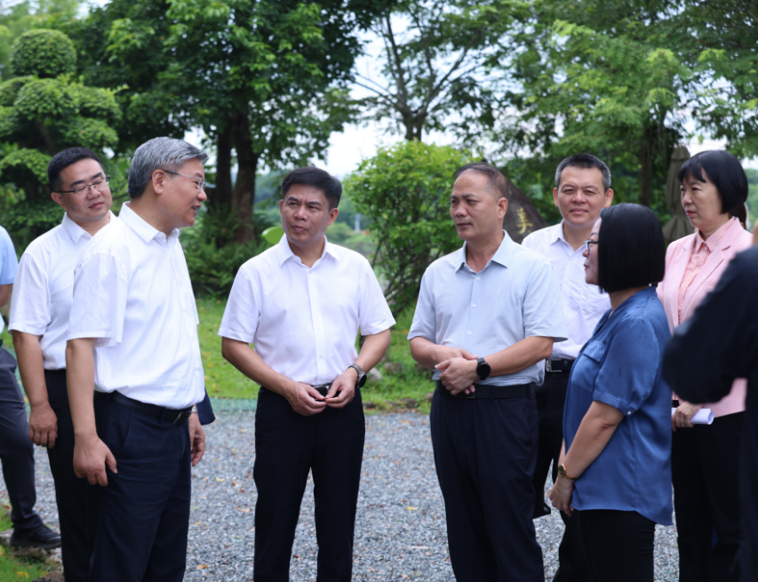 李榮燦在南渡江海口段巡河時強調 全面落實河長制責任 把南渡江打造成為生態河幸福河